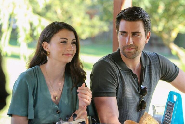 Afișul serialului Casatorie cu bucluc