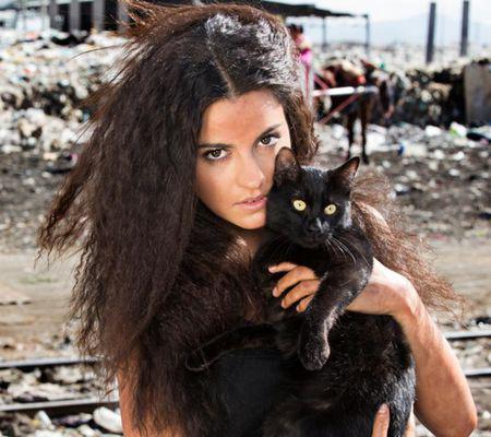 Afișul serialului Singura pe lume serial mexican drama, romantic, mister