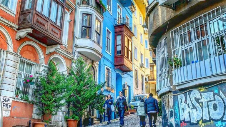 Afișul serialului Străzile din Istanbul